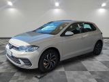 une Volkswagen Golf blanche garée dans une pièce au sol carrelé