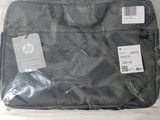 un sac pour ordinateur portable posé sur une table