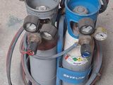 deux bouteilles de gaz propane et un tuyau posés par terre
