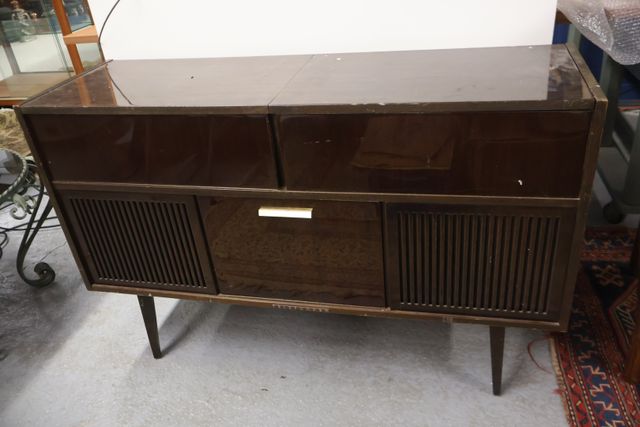 TELEFÜNKEN, meuble radio et tourne disque en placage. H 78 L 120 ...