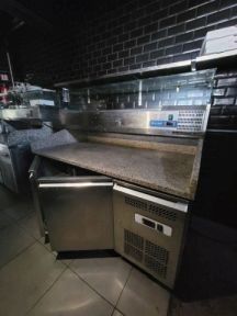 une image d'une cuisine commerciale avec beaucoup d'espace de travail