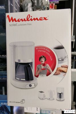 emballage d'une cafetière exposée dans un magasin