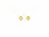 une paire de boucles d'oreilles en diamant sur fond blanc