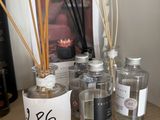 une étagère sur laquelle sont posées des bouteilles et des bougies, avec une étiquette de prix
