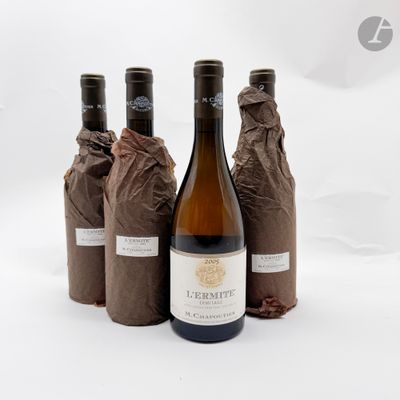 trois bouteilles de vin posées l'une à côté de l'autre sur une table