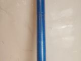 un tuyau bleu posé par terre
