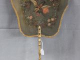 un éventail ancien orné d'un motif représentant un oiseau et des fleurs