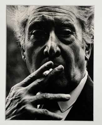 photographie en noir et blanc d'un homme avec une cigarette à la bouche