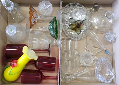 une boîte remplie de verres à vin et de bouteilles vides