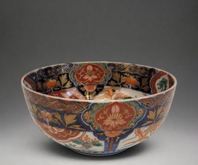 bol orné de fleurs et d'oiseaux dans les tons de bleu, orange, vert et rouge