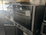 les nombreux micro-ondes et fours qui se trouvent dans la cuisine