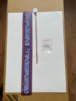 une photo montrant une feuille de papier et une règle posées sur une table