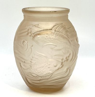 un vase en verre orné d'un oiseau, posé sur une table