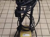 une machine posée sur un sol carrelé