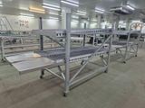 une grande salle où se trouvent de nombreuses tables et chaises