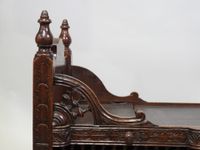 Petit berceau en bois mouluré et sculpté, les montants à déc… (photo 2)