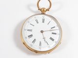 une montre de poche en or avec des chiffres romains sur le cadran