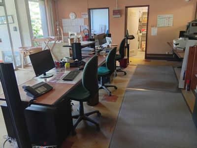 une salle avec de nombreux bureaux et ordinateurs