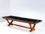 une photo d'une table en bois avec un plateau en verre noir