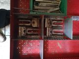 une boîte rouge posée par terre, contenant des outils