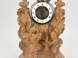 une horloge posée sur un morceau de bois