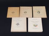 quatre livres posés sur une table, sur fond noir