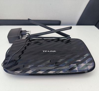 un routeur sans fil posé sur une table