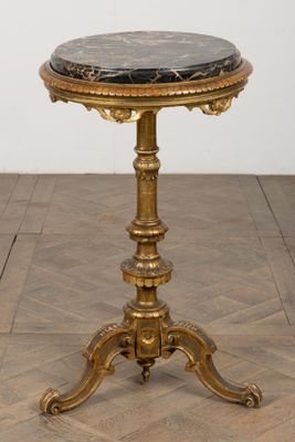 une photo d'une table au plateau en marbre posée sur un parquet