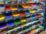 beaucoup de livres sur les étagères du magasin
