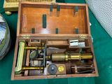 une boîte en bois contenant un télescope, posée sur une table
