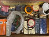 une boîte pleine d'objets assortis qui se trouvent dans la boîte