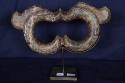 une photo d'une sculpture représentant un poisson posée sur un socle en bois