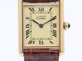gros plan d'une montre-bracelet avec des chiffres romains