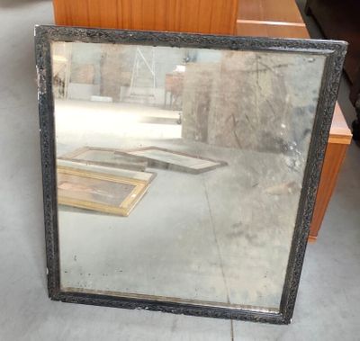 un grand miroir posé sur le sol d'une pièce