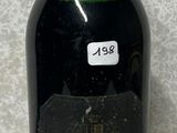 une bouteille de vin posée sur un comptoir