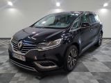 une voiture noire garée sur le sol en damier d'un garage