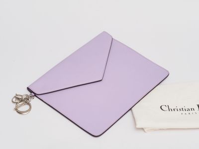 DIOR Pochette enveloppe en veau souple parme. Doublure en ny…