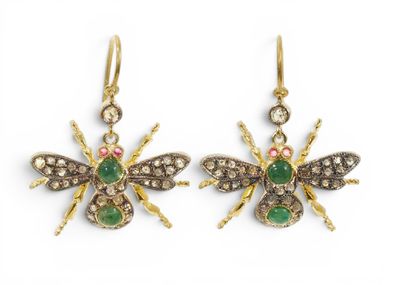 une photo d'une paire de boucles d'oreilles en or ornées de pierres vertes et blanches