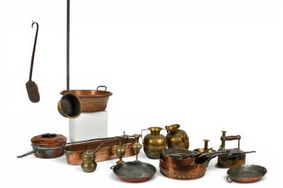 de nombreux types de casseroles et de poêles sur la table