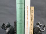 deux livres posés l'un à côté de l'autre sur une table