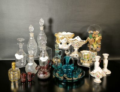 de nombreux vases en verre et autres objets en verre posés sur une table