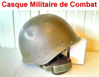 un casque posé sur une table à côté d'un livre