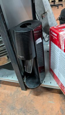 une cafetière posée à côté d'un carton par terre