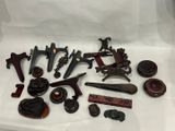 de nombreux outils de toutes sortes exposés dans une vitrine