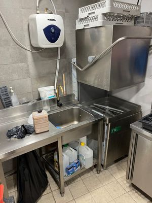 une cuisine avec un évier, une cuisinière et un lave-vaisselle