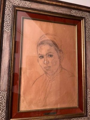 tableau représentant une femme en robe marron, dans un cadre en bois