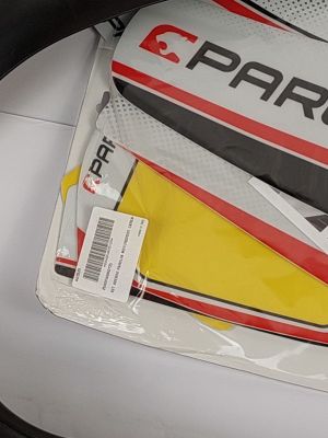 une paire de chaussures posée sur un sac