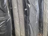 de nombreux matelas emballés et prêts à être expédiés