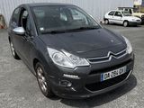 une petite voiture noire garée sur un parking