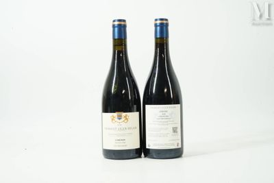 deux bouteilles de vin posées l'une à côté de l'autre sur une surface blanche